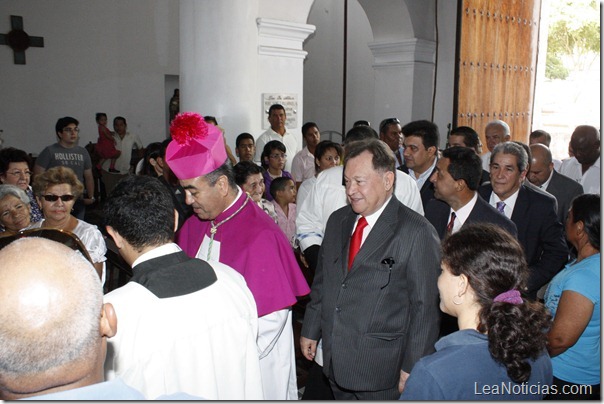 El gobernador Morel Rodríguez entrando a la Misa Crismal con Monseñor Quintero Chacón.