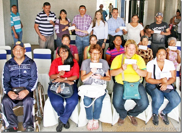 Gobernación entrega más de 94 mil bolívares en aportes para ayudas sociales foto 1