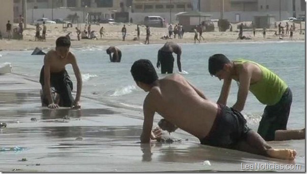 Los libios disfrutan de las playas de Gadafi
