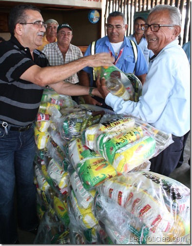 foto6.- ENTREGA DE CESTAS A TAXISTAS Y MALETEROS DEL AEROPUERTO