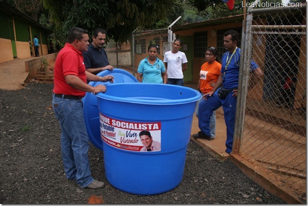 Alcaldía de Guanta entrega tanques de agua