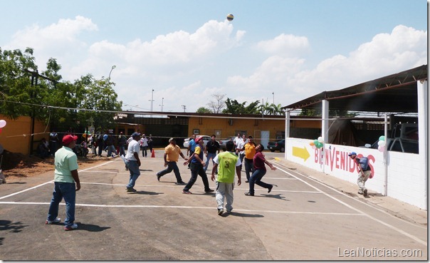 Foto 1 Los equipos de Masur y Servicios Públicos disputandose el trofeo