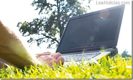 Laptop-outdoors-007