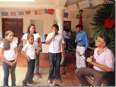 Niños de la comunidad ofrecieron su canto a la cruz