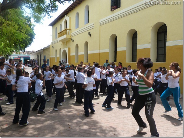 Niños, niñas y personal del ayuntamiento barcelones realizaron gimnasia laboral.