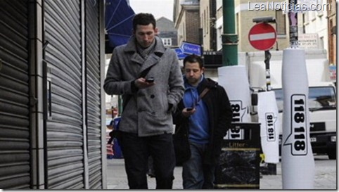 abc_texting_while_walking_grabs7_jt_120513_wblog