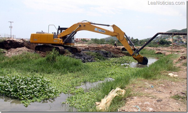 Alcaldía de Sotillo realiza limpieza del canal El Maguey