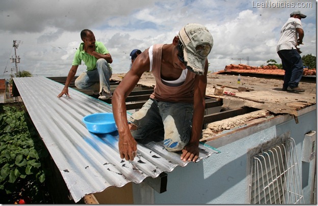 El Gato Briceño apoya a seis familias con el programa de sustitución de techos FOTO 1