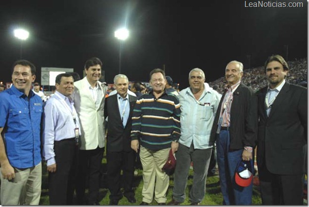 FOTO 1.- GOBERNADOR CON LOS DUEÑOS DE EQUIPOS PRESENTES