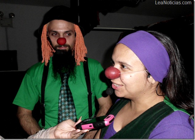 Teatro de Titeres Fantoche Violeta presentando la obra El Beso