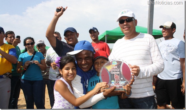 caleb torres director de deportes municipal entrega trofeo al equipo campeon