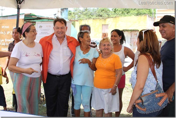 foto2.- VECINOS CALLE LOS ALMENDRONES