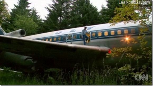 hombre vivía dentro de su avión