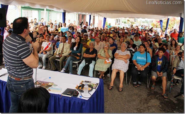 FOTO 1 El Gato Briceño Chávez regala dólares