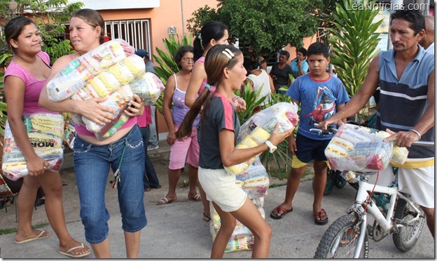 FOTO1 EL PUEBLO CON SUS CESTA ALIMENTARIA