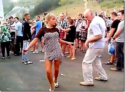 Ridiculo baile gracioso drogas chica bailando festival Red Rocks