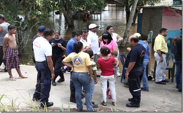 Gobernación brinda asistencia a familias del sur afectadas por las inundaciones foto 1