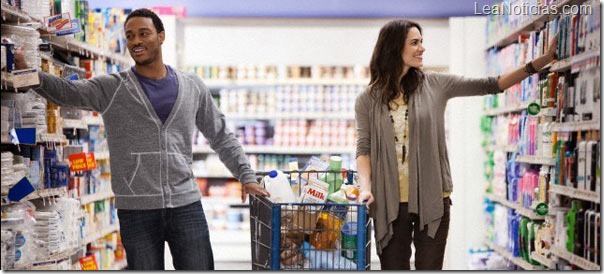 2012092091dos-personas-comprando-en-u