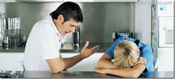 2012092148padre_regañando_hijo_int