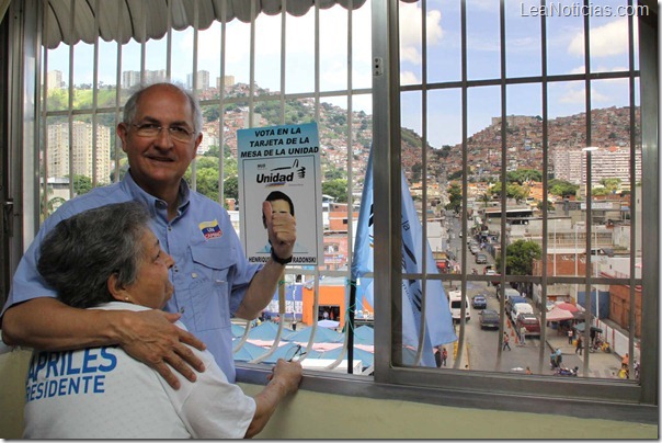 El Alcalde Entregando Afiche 170