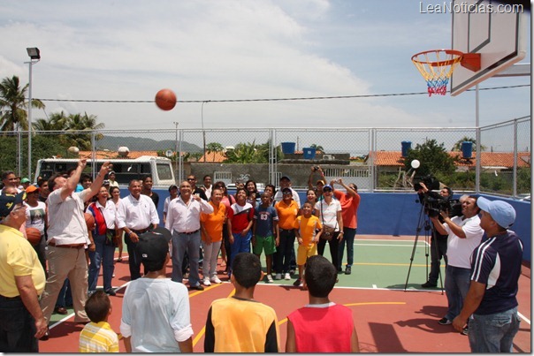 FOTO 1.- Lanzamiento inaugural de la cancha deportiva Nueva Venecia (FOTO Alexnys Vivas)