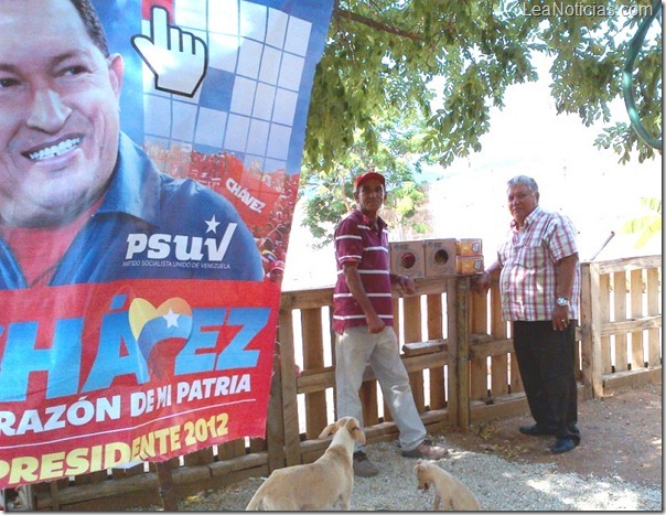 Félix Gómez dona material eléctrico a cancha de bolas criollas