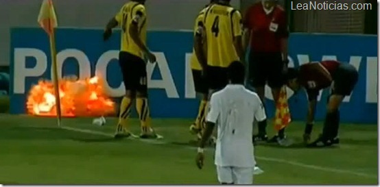 Jugador de futbol encuentra una granada en la cancha y la suelta justo antes de que explote (video)