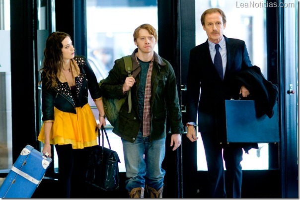 emily_blunt_(rose)_drags_her_case_in_whilst_rupert_grint_(to