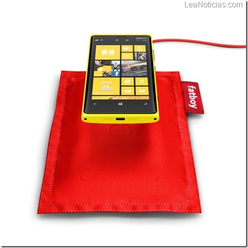 fatboy-rechargeable-pillow-dt-901-with-nokia-lumia-920