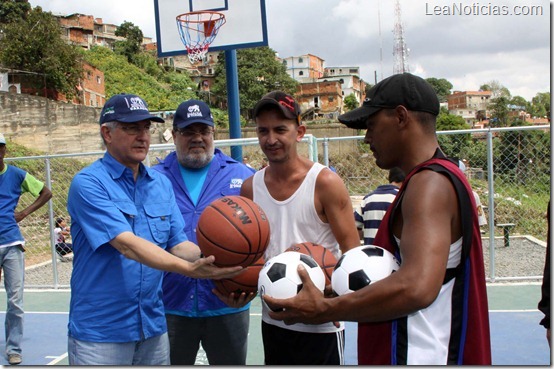 281012.Alcalde,Entrega de Cancha Gonzalez Cabrera.Antimano 02