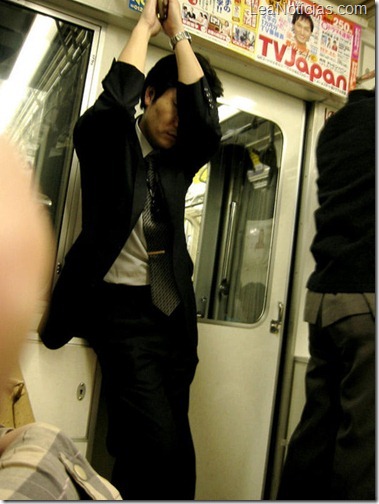 Como dormir en Japón (Fotos graciosas) 08