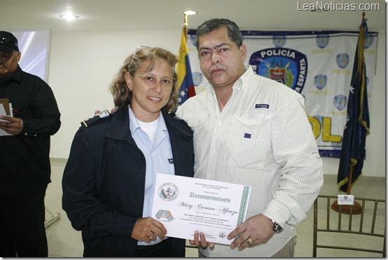 FOTO 1- Dumont entregando reconocimiento especial a la funcionaria Maricarmen Alfonzo por obtener la más alta calificación