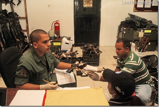 FOTO 1- Funcionarios del Departamento de Evidencia del Inepol haciendo entrega de las armas a la GNB