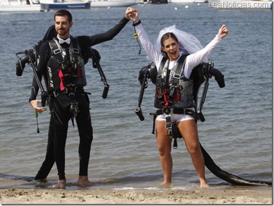 Grant y Amanda Engler primeros novios elebrar boda Jet Pack 12