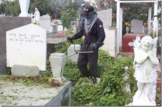 Limpieza cementerio municipal de Barcelona. (1)