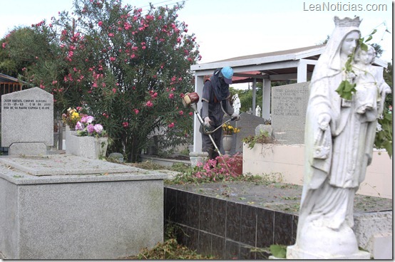 Limpieza cementerio municipal de Barcelona.