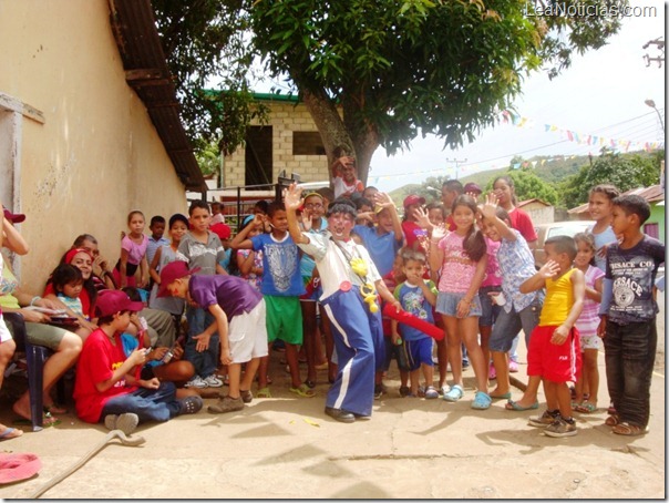 Niños de Bergantín compartieron con el popular Payaso Paquito