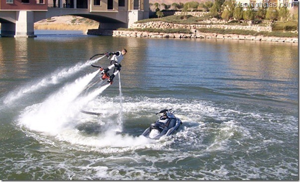 Nuevo_deporte_extremo_combina_un_Jet_Pack_con_una_Moto_de_Agua_Impresionante_01