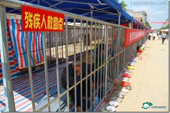 Organizadores_de_un_festival_en_China_crearon_un_zool_gico_humano_para_que_los_mendigos_pudieran_pedir_dinero_01