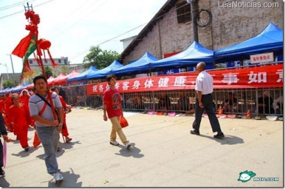 Organizadores_de_un_festival_en_China_crearon_un_zool_gico_humano_para_que_los_mendigos_pudieran_pedir_dinero_03