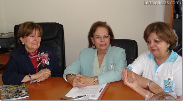 Rosalba de Bertolino con la Junta Directiva del Rotary La Lagunita-El Hatillo