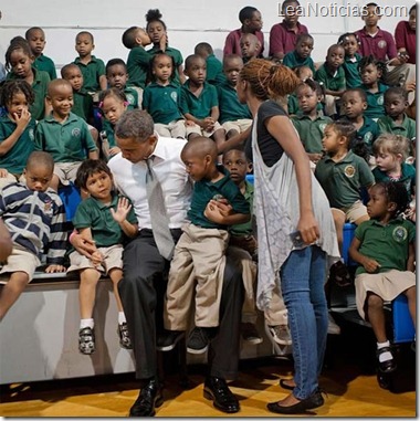 nino-besa-novia-frente-obama