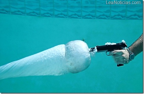 Así es como se ve al disparar una pistola debajo del agua