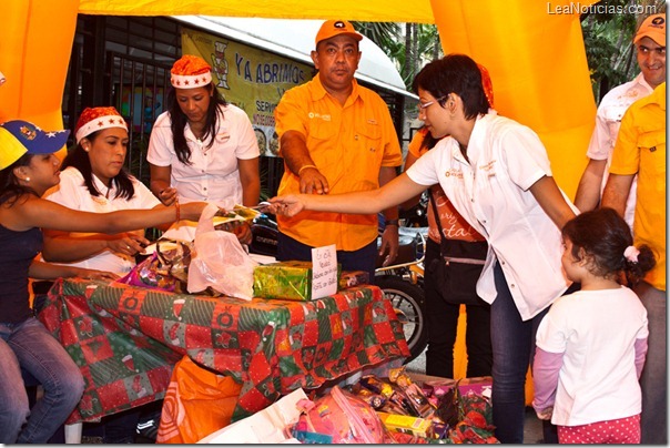 Con voluntad ayudemos en navidad 083