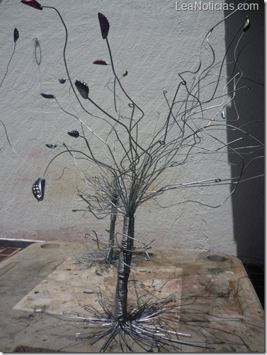 EL ÁRBOL DE METAL - Amarillo Piña