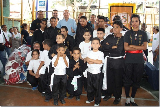 Entrega de material deportivo en la Dolorita (1)