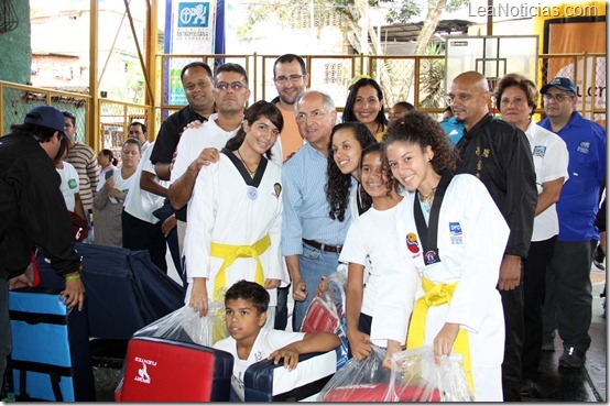 Entrega de material deportivo en la Dolorita (2)