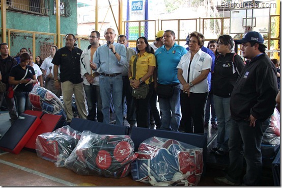 Entrega de material deportivo en la Dolorita