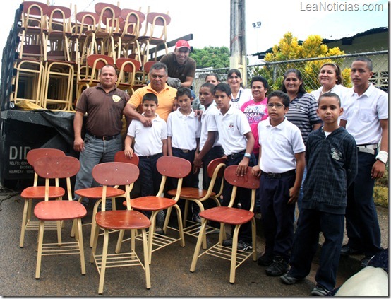 FOTO 1 Gobernación dotó con 50 mesa-sillas