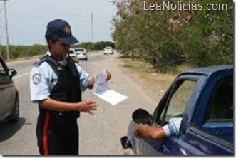 FOTO 3- Los documentos de los conductores y sus vehículos son chequeados